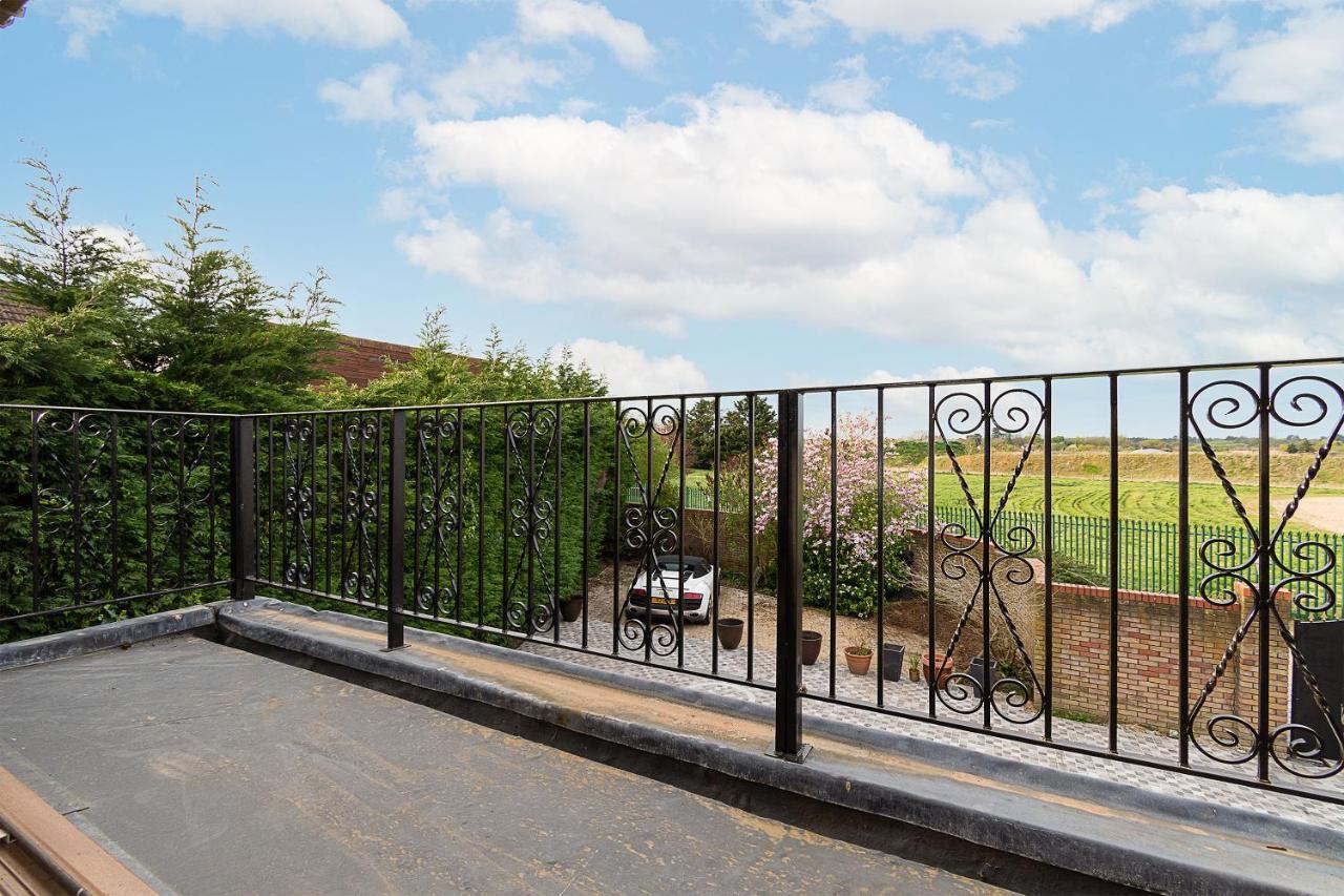 Boutique Green Acre Views Slough Exterior photo